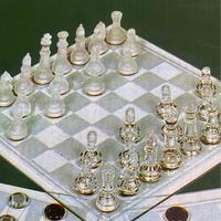 Scacchiera in vetro con dama, scacchi e backgammon
