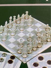 Scacchiera in vetro con dama, scacchi e backgammon