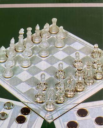 Scacchiera in vetro con dama, scacchi e backgammon
