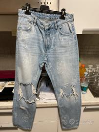 pantaloni con strappo 