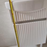 Piccolo lavandino in ceramica completo di mobile