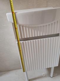 Piccolo lavandino in ceramica completo di mobile