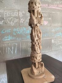 antica scultura d'epoca con base 