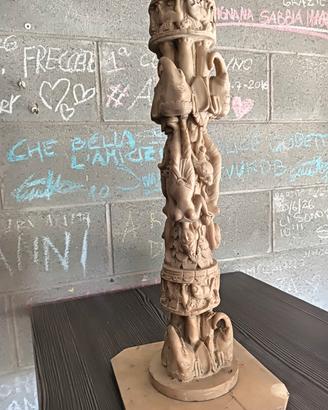 antica scultura d'epoca con base 