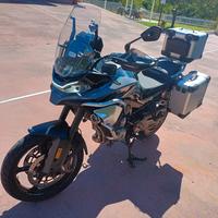 CfMoto MT 800 sport accessoriato