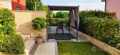 gazebo in acciaio con tende smontabili. 