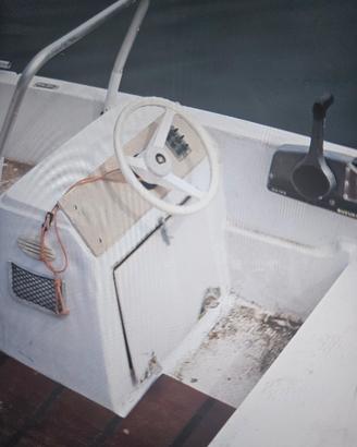 Imbarcazione a motore