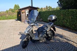 Kymco Agility 150 con bauletto e parabrezza