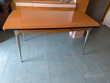 Tavolo con cassetto e tagliere e 4 sedie