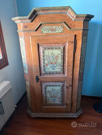 Armadio tirolese in legno dipinto a mano