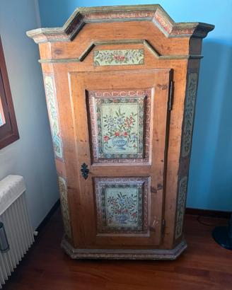 Armadio tirolese in legno dipinto a mano