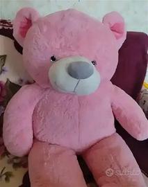 Orso di peluche rosa di medie dimensioni