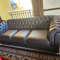 Divano Chesterfield 3 posti . Colore marrone scuro