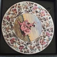 Il piatto decorativo in ceramica.