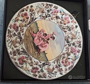 Il piatto decorativo in ceramica.