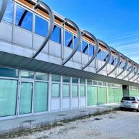 GRANDE EDIFICIO MODERNO - spazio e versatilità!