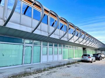 GRANDE EDIFICIO MODERNO - spazio e versatilità!