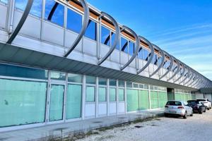 GRANDE EDIFICIO MODERNO - spazio e versatilità!