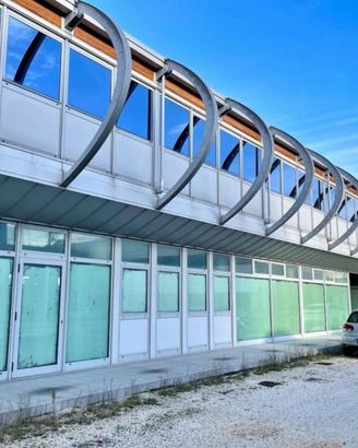 GRANDE EDIFICIO MODERNO - spazio e versatilità!
