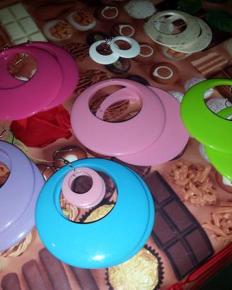 10 paia di orecchini in plastica colorata