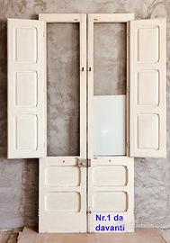 Porta in legno con due ante, ognuna con finestre