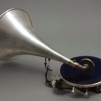 Antico Grammofono Paillard con tromba Victrola.