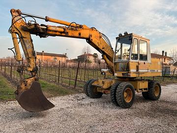 Escavatore gommato Liebherr 901