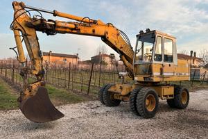 Escavatore gommato Liebherr 901