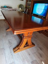 Tavolo in legno massiccio 