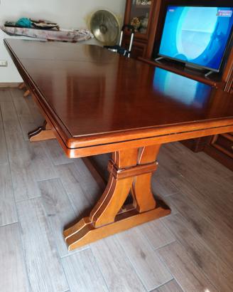 Tavolo in legno massiccio 