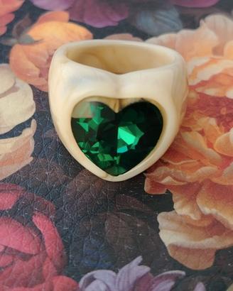 Anello in resina con cuore