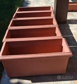 Fioriera in resina con sottovaso.