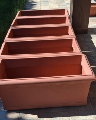 Fioriera in resina con sottovaso.