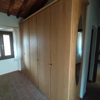 Armadio in legno con specchio