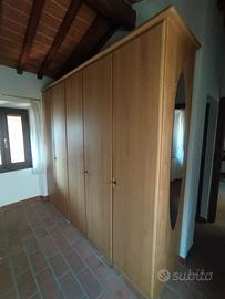 Armadio in legno con specchio