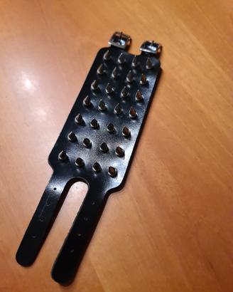 Bracciale punk in pelle nera e borchie 