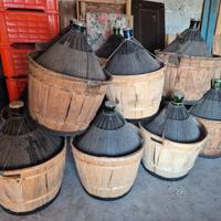 13 damigiane da 54 litri con cesta in legno