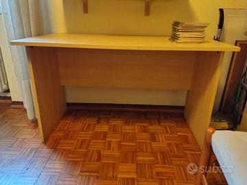 scrivania in legno