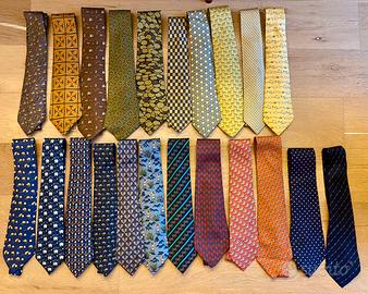 Splendida collezione di 24 cravatte Hermès