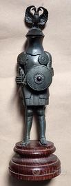 Statua cavaliere medievale vintage base in legno
