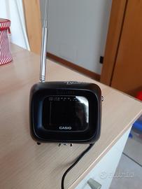 il più piccolo televisore a colori LCD