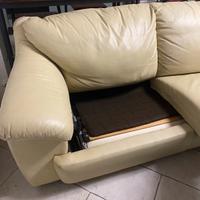 Divano letto in pelle chiara