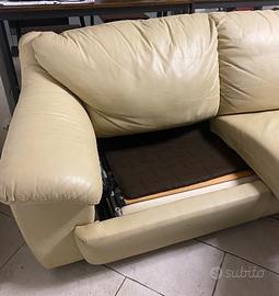Divano letto in pelle chiara