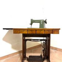 Macchina da cucire con mobile