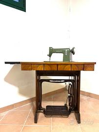 Macchina da cucire con mobile