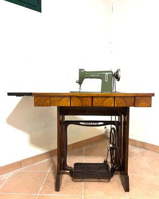 Macchina da cucire con mobile