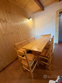 Tavolo con sedie e panca in legno