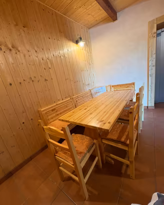 Tavolo con sedie e panca in legno