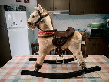 Cavallo a dondolo con suoni e movimenti 