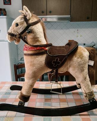Cavallo a dondolo con suoni e movimenti 